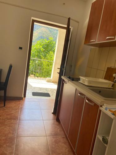 Kuchyň nebo kuchyňský kout v ubytování Apartments Ivanišević