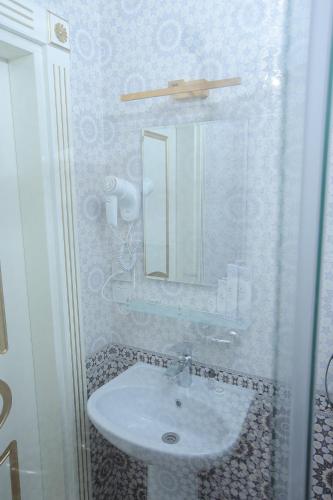 Ванная комната в VELARA HOTEL