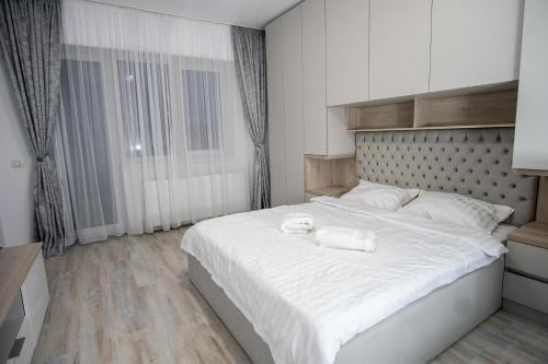 En eller flere senge i et værelse på Toka Apartments Luxury Studio