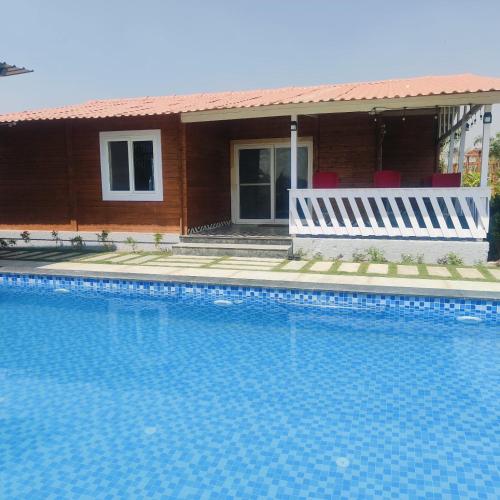Bazén v ubytování Kuku farm stay 3 bedroom wooden cottage with private pool at Moinabad nebo v jeho okolí