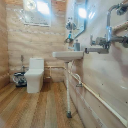Koupelna v ubytování Kuku farm stay 3 bedroom wooden cottage with private pool at Moinabad
