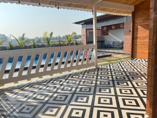 Balkón nebo terasa v ubytování Kuku farm stay 3 bedroom wooden cottage with private pool at Moinabad