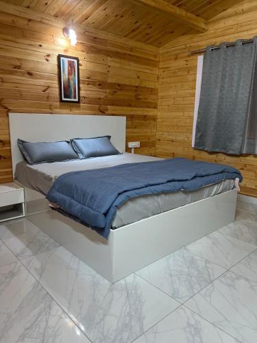 Postel nebo postele na pokoji v ubytování Kuku farm stay 3 bedroom wooden cottage with private pool at Moinabad