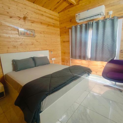 Postel nebo postele na pokoji v ubytování Kuku farm stay 3 bedroom wooden cottage with private pool at Moinabad