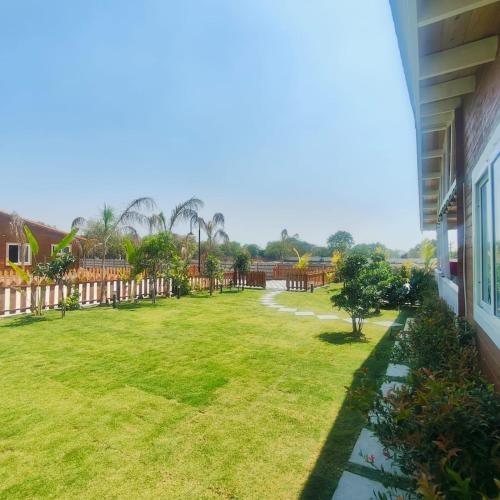 Zahrada ubytování Kuku farm stay 3 bedroom wooden cottage with private pool at Moinabad