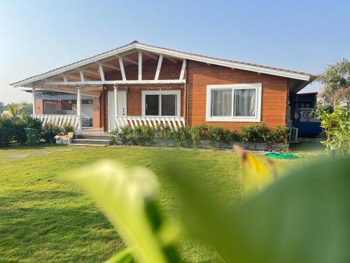 Zahrada ubytování Kuku farm stay 3 bedroom wooden cottage with private pool at Moinabad