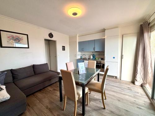 Η κουζίνα ή μικρή κουζίνα στο Appartement Front de MER LA PLAGE, accès direct à la plage, Parking Gratuit