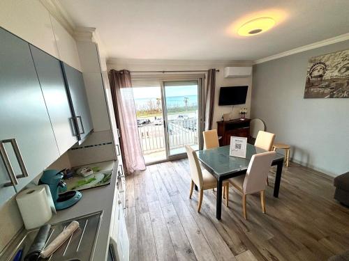 Μια τηλεόραση ή/και κέντρο ψυχαγωγίας στο Appartement Front de MER LA PLAGE, accès direct à la plage, Parking Gratuit