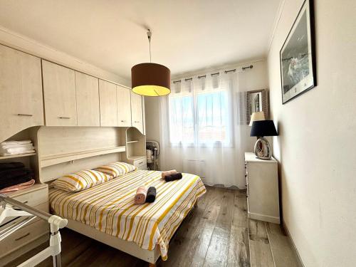Ένα ή περισσότερα κρεβάτια σε δωμάτιο στο Appartement Front de MER LA PLAGE, accès direct à la plage, Parking Gratuit