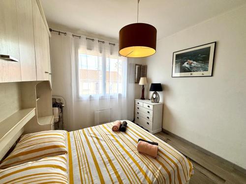Ένα ή περισσότερα κρεβάτια σε δωμάτιο στο Appartement Front de MER LA PLAGE, accès direct à la plage, Parking Gratuit