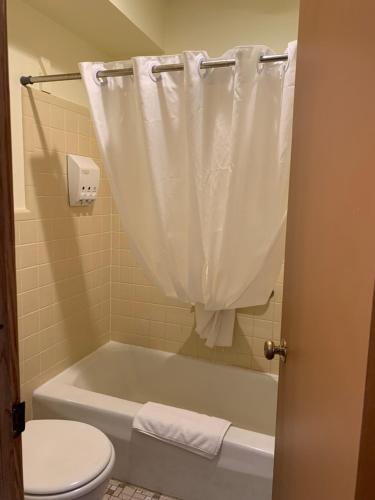 Bilik mandi di Cape Pines Motel