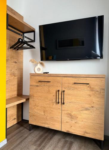 TV a/nebo společenská místnost v ubytování Seaside Apartament - podgrzewany basen, darmowy parking