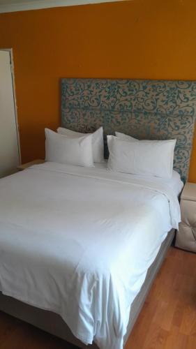 Postel nebo postele na pokoji v ubytování Emasimini Cottages