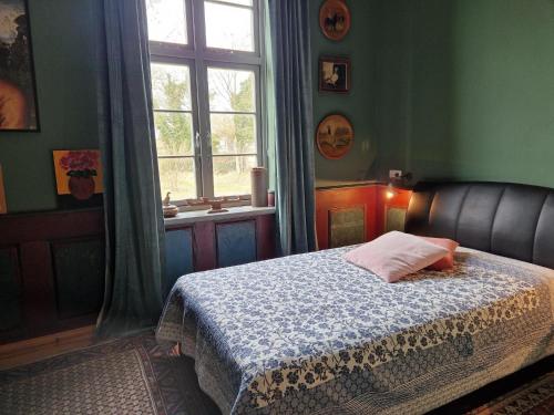 a bedroom with a bed and a window at Ferienwohnung in Steffenshagen mit Garten in Steffenshagen