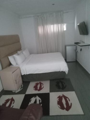 Postel nebo postele na pokoji v ubytování Emasimini Cottages