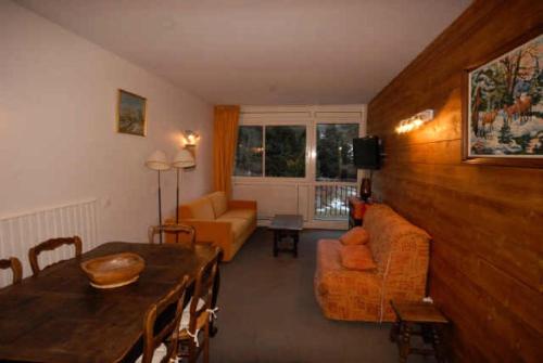 un salon avec un canapé et une table dans l'établissement Résidence NEIGE ET SOLEIL - 3 Pièces pour 6 Personnes MAE-8904, à Gourette