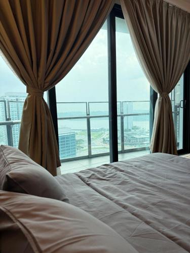 Ένα ή περισσότερα κρεβάτια σε δωμάτιο στο Almas Suites, Puteri Harbour SI home