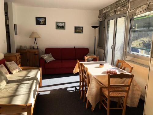 un salon avec un canapé, une table et des chaises dans l'établissement Résidence PENE MEDAA - 2 Pièces pour 6 Personnes MAE-9024, à Gourette