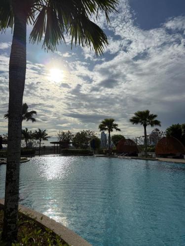 Πισίνα στο ή κοντά στο Almas Suites, Puteri Harbour SI home