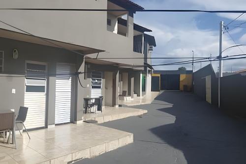 an empty alley between two buildings with a table and chairs at Temporada no Atalaia in Salinópolis