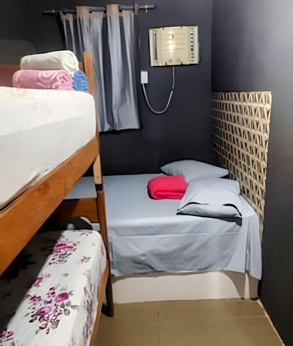 a room with two bunk beds and a window at Temporada no Atalaia in Salinópolis