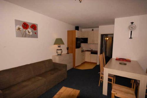 un salon avec un canapé et une table dans l'établissement Résidence CHRISTIANIA - Studio pour 6 Personnes MAE-8964, à Gourette