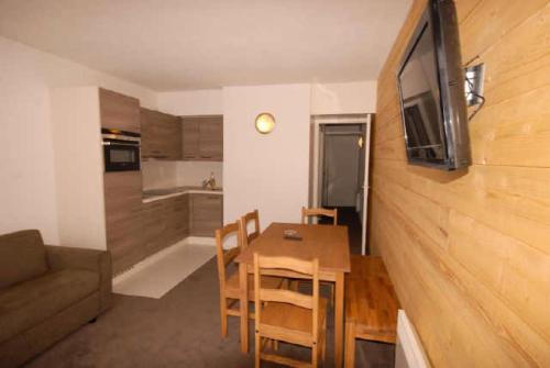 un salon avec une table et un canapé et une cuisine dans l'établissement Résidence EURONEIGE - Studio pour 6 Personnes MAE-8974, à Gourette