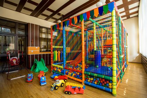 a play area with toys in a room at OW Inter Piast Kalbornia - z własną plażą z kąpieliskiem i przystanią in Dąbrówno