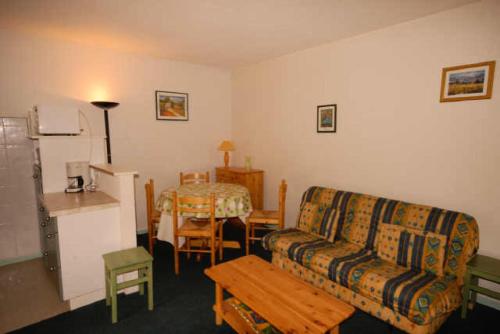 un salon avec un canapé et une table dans l'établissement Résidence ISARDS - Studio pour 6 Personnes MAE-6024, à Gourette