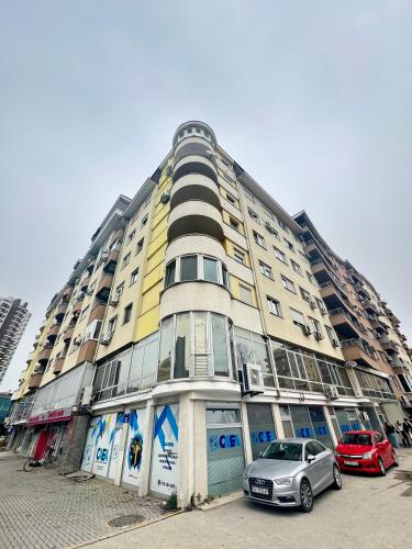 un edificio con due auto parcheggiate di fronte di Downtown Apartment a Skopje