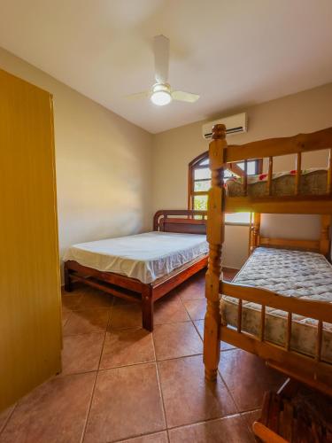 a bedroom with two bunk beds and a ceiling at Casa de Campo I Cond Ninho Verde II in Pardinho