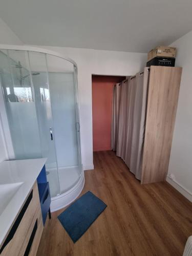 La salle de bains est pourvue d'une douche et de parquet. dans l'établissement Chambre chez l'habitant, à Nantes