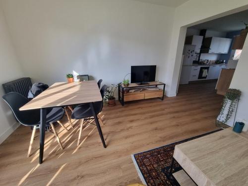 d'une salle à manger avec une table et des chaises dans le salon. dans l'établissement Chambre chez l'habitant, à Nantes