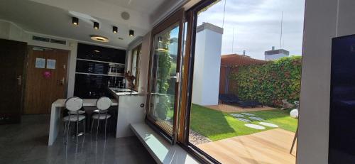 eine Küche mit Blick auf einen Garten von einem Haus in der Unterkunft Olympic Park C 606 Apartament z ogrodem na dachu in Kołobrzeg