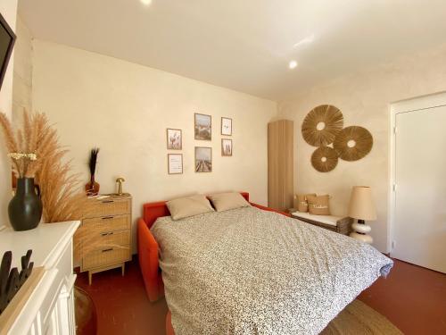 une chambre avec un lit et une commode dans l'établissement Studio en plein cœur du centre historique, à Aigues-Mortes