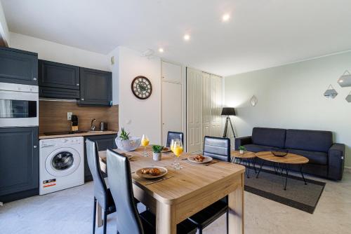 Le Victoria, beau T2 central au pied des plages, piscine, sauna