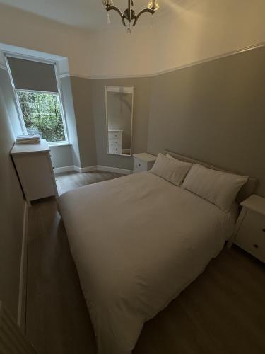 Ένα ή περισσότερα κρεβάτια σε δωμάτιο στο Luxury 5 Bedroom Property in West End