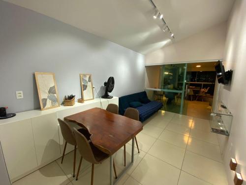 ein Wohnzimmer mit einem Tisch und einem blauen Sofa in der Unterkunft Casa na colina em Gravatá in Gravatá