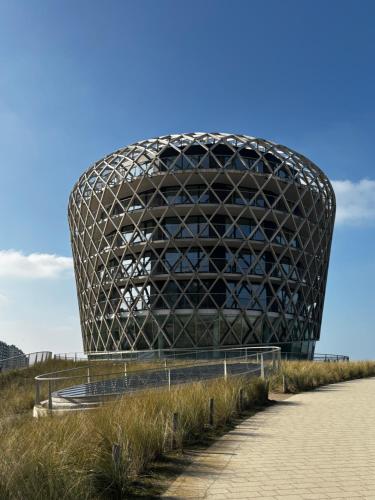 ミッデルケルケにあるCasa Lizzyの道路沿いにある幾何学的なデザインの大きな建物