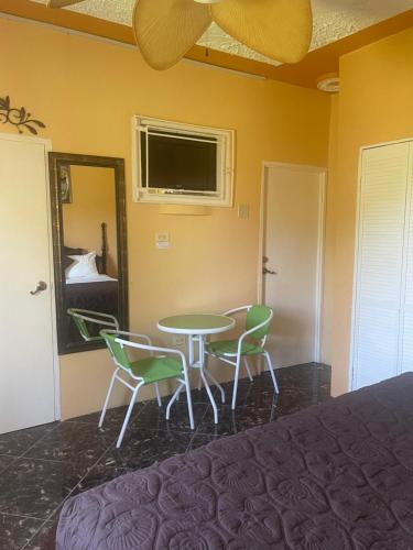 a room with a table and chairs and a bed at Cas Bed and Breakfast in Corral Spring