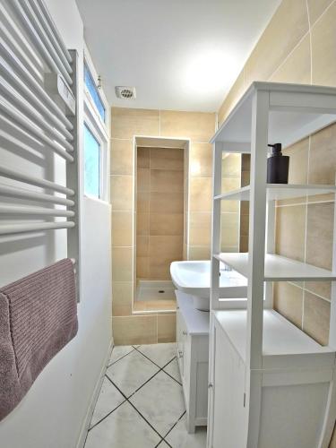 une petite salle de bain avec un lavabo et des toilettes dans l'établissement Tour Est - T2 entre Cité Médiévale et Bastide, à Carcassonne