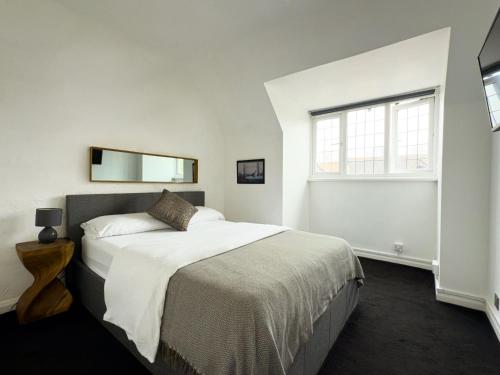 Ένα ή περισσότερα κρεβάτια σε δωμάτιο στο One-Bedroom flat in Cheam Village