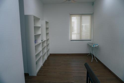a room with white walls and a window at Bandar Botanic Klang lux bungalow Home stay in Pelabohan Klang