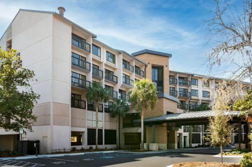 an image of an apartment building at Holiday Inn Express Hilton Head Island by IHG in Hilton Head Island