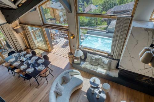 - un salon avec une piscine dans l'établissement Les Chalets de La Clusaz - Chalet Le Caribou, à La Clusaz