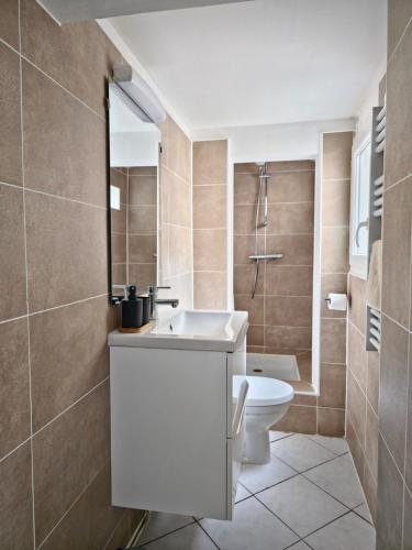 une salle de bain avec un lavabo et des toilettes dans l'établissement Tour Ouest - T2 entre Cité Médiévale et Bastide, à Carcassonne