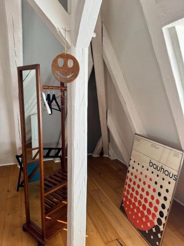 a box and a mirror in a room at --- studio19elf --- Ferienwohnung in Delmenhorst Stadtmitte in Delmenhorst