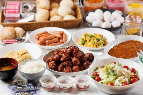 a table topped with bowls of different types of food at Hotel Nomad - Vacation STAY 61779v in Hitachi