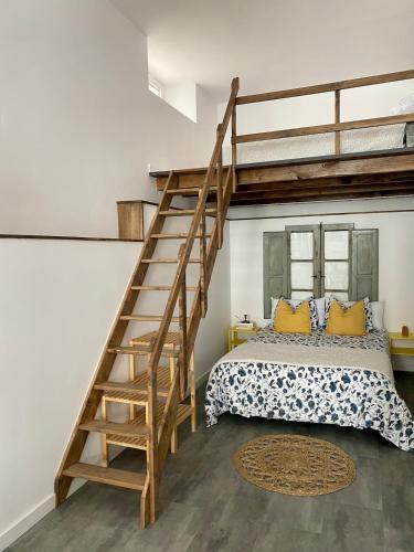 ein Schlafzimmer mit einem Etagenbett und einer Holzleiter in der Unterkunft Santander industrial apartment in Santander