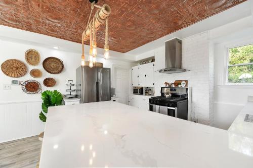 - une cuisine avec un comptoir blanc dans une pièce dans l'établissement Yinz Retreat, Above the City, à Pittsburgh